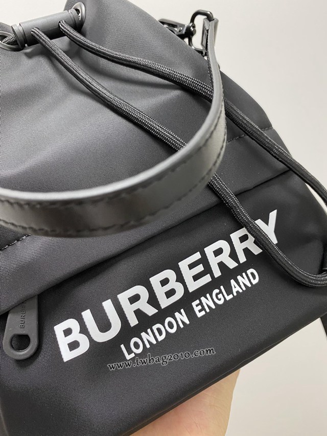 Burberry專門店新款皮肩帶收納小水桶包 巴寶莉經典休閒肩背女包 yxb1436